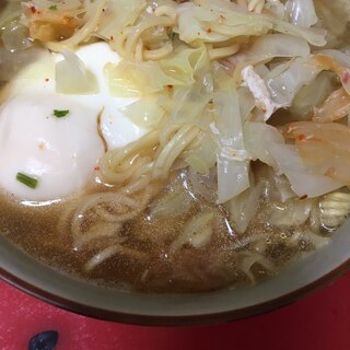 落とし卵とキャベツの白菜キムチ醤油ラーメン(^^)
